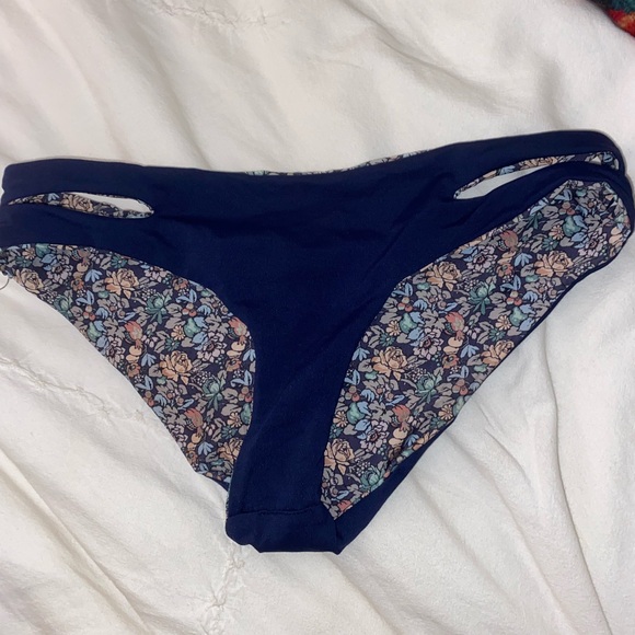 LSpace reversible bottoms - Picture 3 of 3